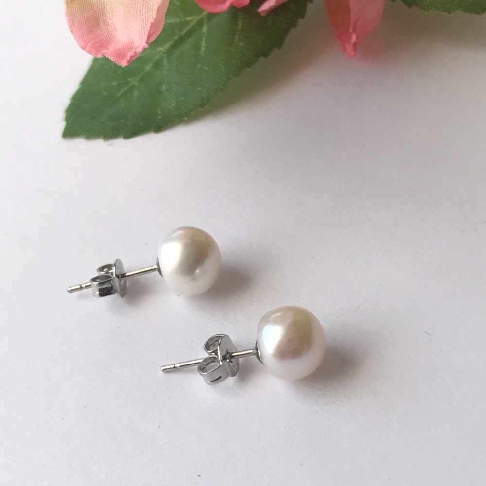 White  cream freshwater pearls stud earrings 7 mm